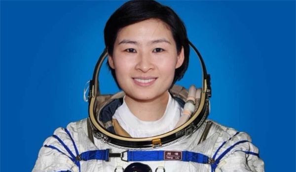 我国第一位进入太空的女性航天员是