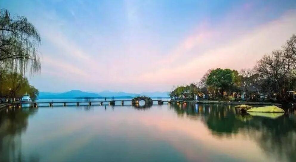 水光潋滟晴方好描写的是哪里的美景